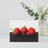 Aardbeien op wit over zwart pc arc2 briefkaart (Staand voorkant)