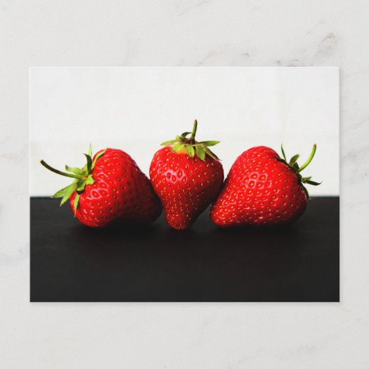 Aardbeien op wit over zwart pc arc2 briefkaart (Voorkant)