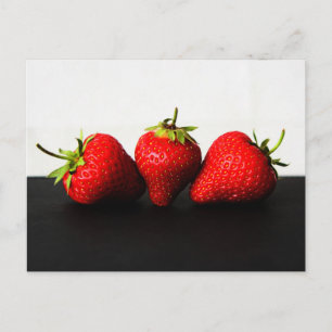 Aardbeien op wit over zwart pccnm briefkaart