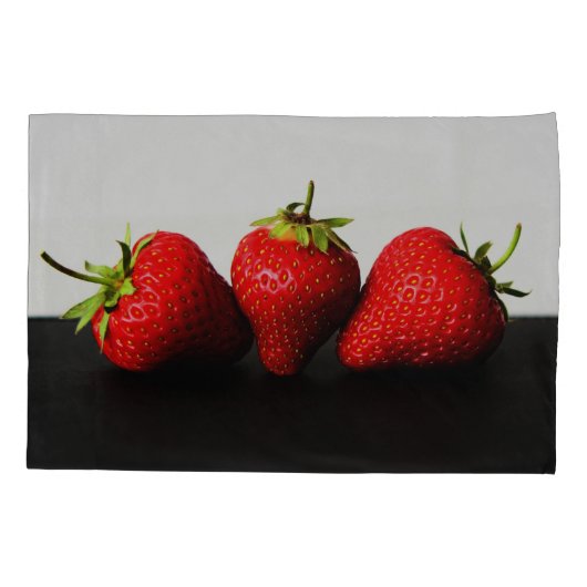 Aardbeien op wit over zwart pccnm kussensloop (Achterkant)