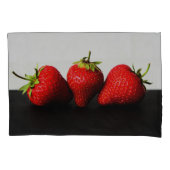 Aardbeien op wit over zwart pccnm kussensloop (Voorkant)