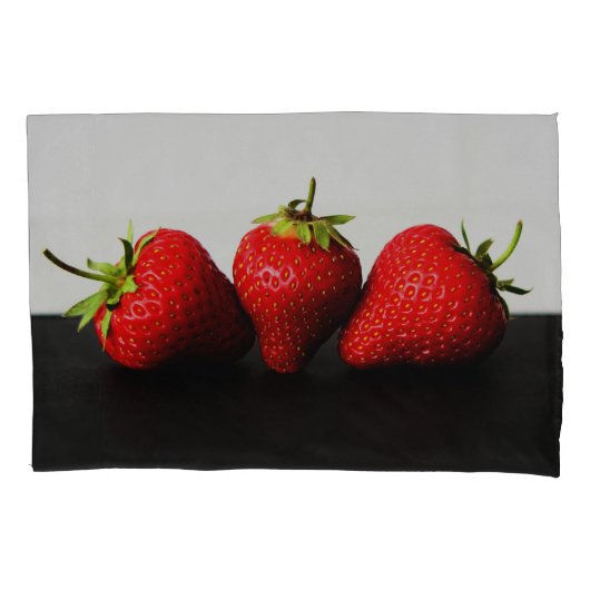 Aardbeien op wit over zwart pccnm kussensloop (Voorkant)