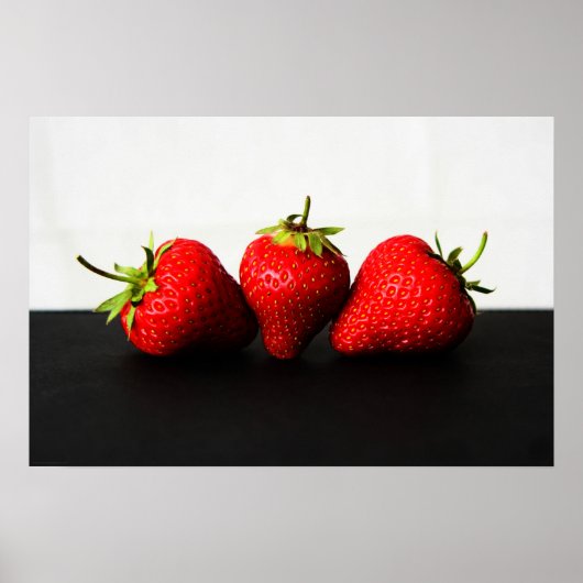 Aardbeien op wit over zwart wapcnm poster (Voorkant)