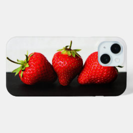 Aardbeien op wit over zwarte iphcna iPhone 15 case