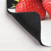 aardbeien op zwart boven witte mpcn muismat (Hoek)