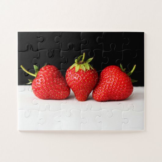 Aardbeien op zwart over wit 11x14 30pc jpcna legpuzzel (Horizontaal)