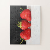 Aardbeien op zwart over wit 11x14 30pc jpcna legpuzzel (Verticaal)