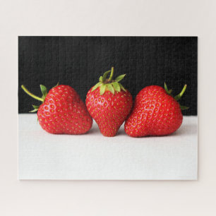 Aardbeien op zwart over wit 16x20 520pc jpcna legpuzzel