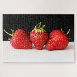 Aardbeien op zwart over wit 20x30 1014pc jpa legpuzzel