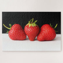 Aardbeien op zwart over wit 20x30 1014pc jpm
