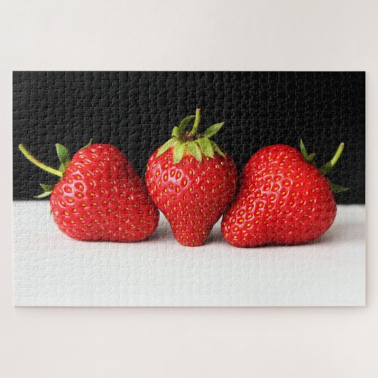 Aardbeien op zwart over wit 20x30 1014pc jpm legpuzzel (Horizontaal)