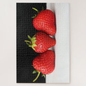 Aardbeien op zwart over wit 20x30 1014pc jpm legpuzzel (Verticaal)