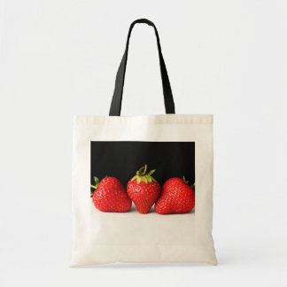 Aardbeien op zwart over wit bit tote bag