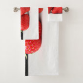 Aardbeien op zwart over wit BTCNM Bad Handdoek (Insitu)
