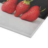 Aardbeien op zwart over wit cba snijplank (Hoek)
