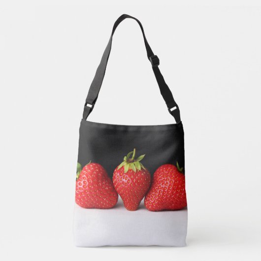 Aardbeien op zwart over wit cbbcnm crossbody tas (Achterkant)
