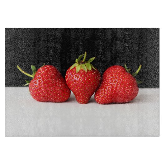 Aardbeien op zwart over wit cbcna snijplank (Voorkant)