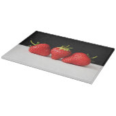 Aardbeien op zwart over wit cbcna snijplank (Hoek)