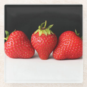 Aardbeien op zwart over wit coastercnm glazen onderzetter