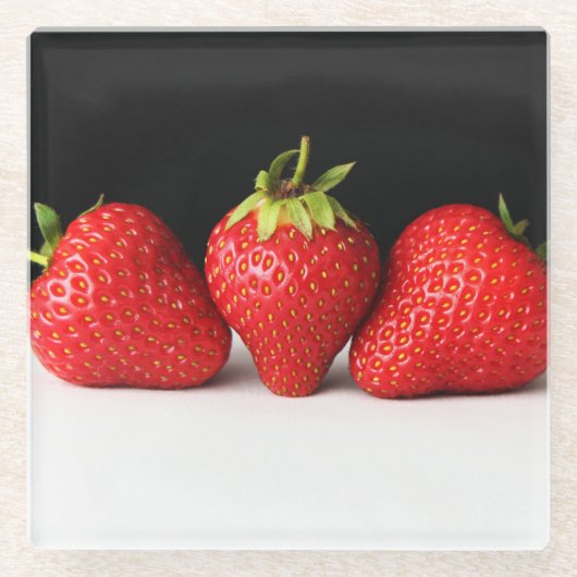 Aardbeien op zwart over wit coastercnm glazen onderzetter (Voorkant)