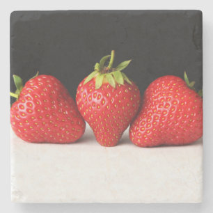 Aardbeien op zwart over wit coastercnm stenen onderzetter