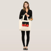 Aardbeien op zwart over wit jtcnm grote tote bag (Voorkant (model))