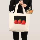 Aardbeien op zwart over wit jtcnm grote tote bag (Voorkant (product))
