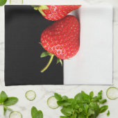 Aardbeien op zwart over wit ktcnm theedoek (Gevouwen)