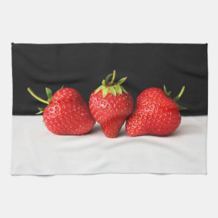 Aardbeien op zwart over wit ktcnm theedoek