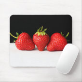 Aardbeien op zwart over wit MPCNA Muismat (Met muis)