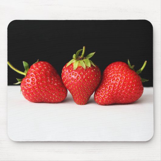 Aardbeien op zwart over wit MPCNA Muismat (Voorkant)