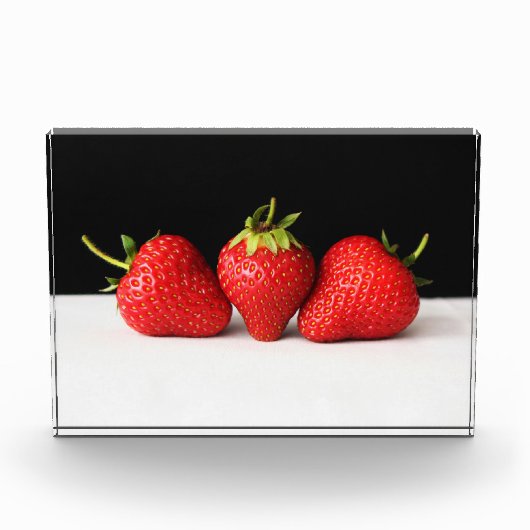 Aardbeien op zwart over wit PBCNA Fotoblokken (Voorkant)
