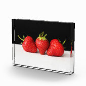 Aardbeien op zwart over wit PBCNA Fotoblokken (Rechts)