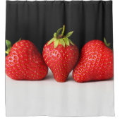 Aardbeien op zwart over wit sccna douchegordijn (Voorkant)