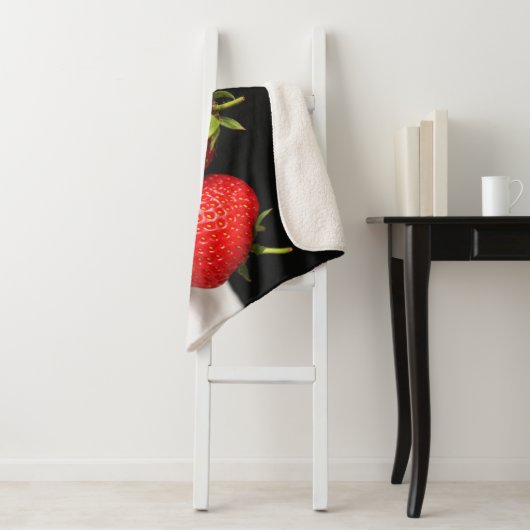 Aardbeien op zwart over wit subcnm sherpa deken (In situ)