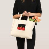 Aardbeien op zwart over wit TTCNA Mini Tote Bag (Voorkant (product))