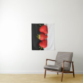 Aardbeien op zwart over wit wtcna wandkleed (In situ)