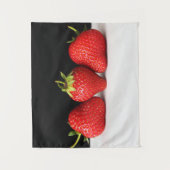 Aardbeien op zwart over wit wtcnm wandkleed (Voorkant)