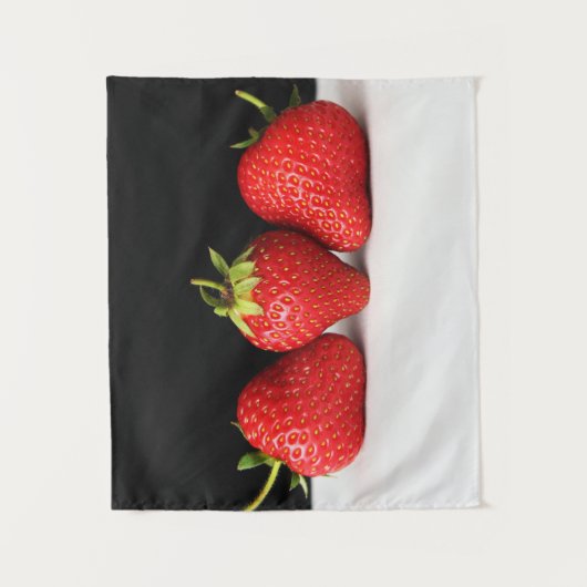 Aardbeien op zwart over wit wtcnm wandkleed (Voorkant)
