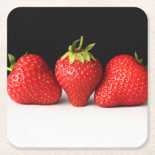Aardbeien op zwart over witte coastercana kartonnen onderzetters
