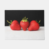 Aardbeien op zwart over witte dmm deurmat (Voorkant)