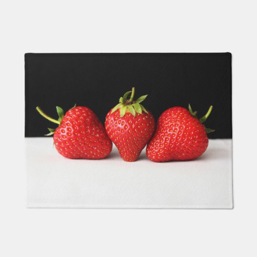 Aardbeien op zwart over witte dmm deurmat (Voorkant)