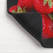 Aardbeien op zwarte Mousepad Muismat (Hoek)