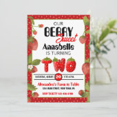 Aardbeien tweede verjaardagsfeest uitnodiging (Staand voorkant)