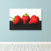 Aardbeien Wit Over Zwart 24x16 (60x40cm)waca Canvas Afdruk (Insitu (Houten vloer))
