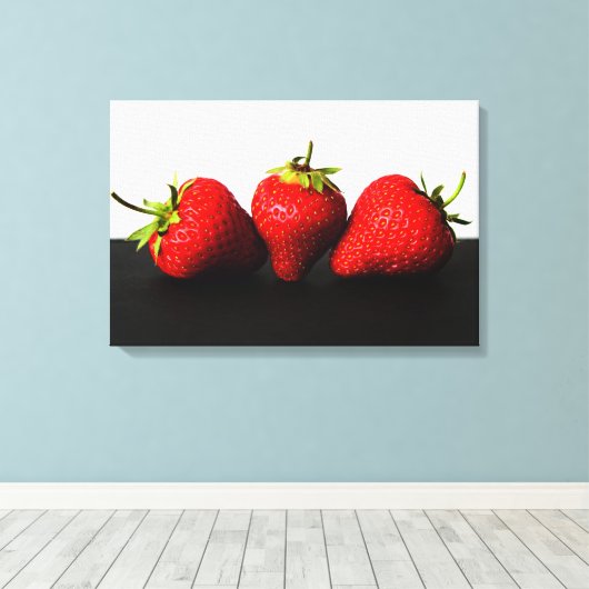 Aardbeien Wit Over Zwart 24x16 (60x40cm)waca Canvas Afdruk (Insitu (Houten vloer))