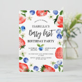 Aardbeienbes 1e verjaardag kaart (Staand voorkant)