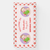 Aardbeienbes Eerste Verjaardag Foto Spandoek (Verticaal)