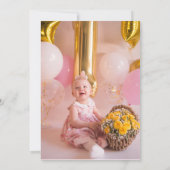 Aardbeienbes Eerste Verjaardag Foto uitnodiging (Achterkant)