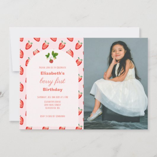 Aardbeienbes Eerste Verjaardag Foto uitnodiging (Voorkant)